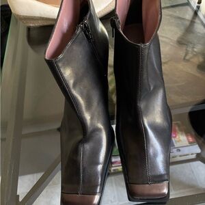 Italian Shoemakers Black Ankle Boots with Polished Finish